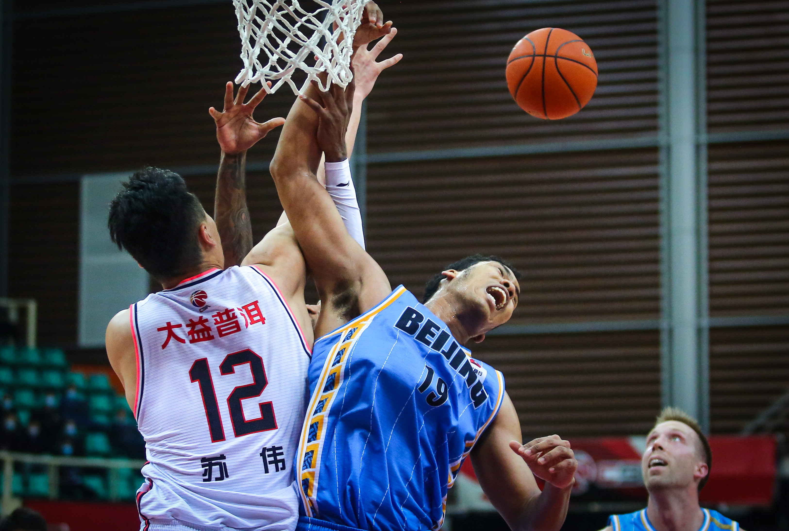 激烈角逐，球员们以大无畏的斗志拼尽全力